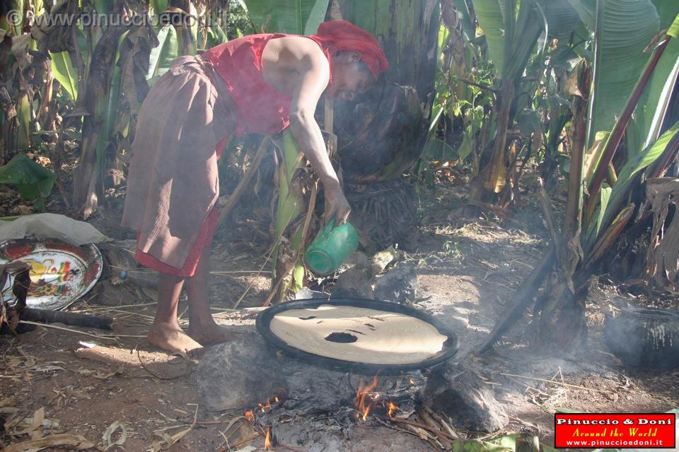 Ethiopia - Preparazione del kotcho pane tradizionale - 19.jpg